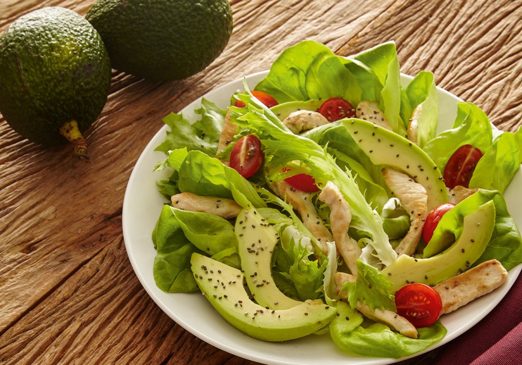 salada_de_frango_com_abacate Primavera: Receitas de saladas e sucos que são a cara da estação