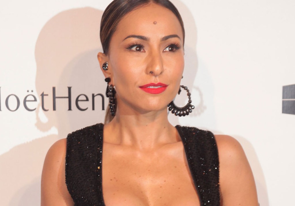 Fernanda Calfat / Freelancer/ Getty Images Como as famosas combinam o tom de pele com o batom escuro