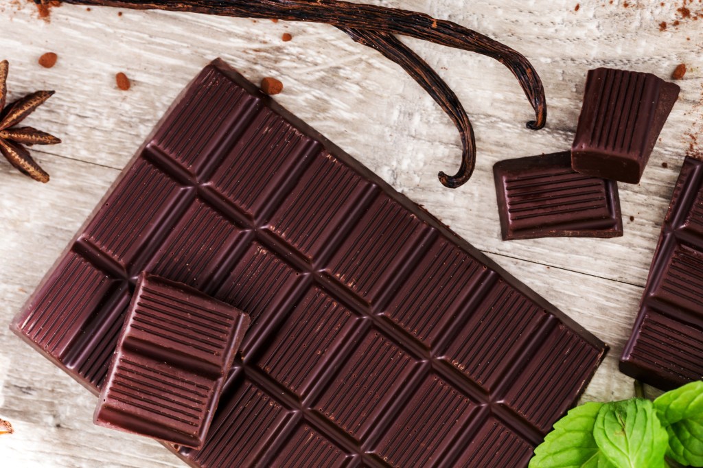 chocolate-amargo Conheça 22 alimentos que são inibidores naturais da fome