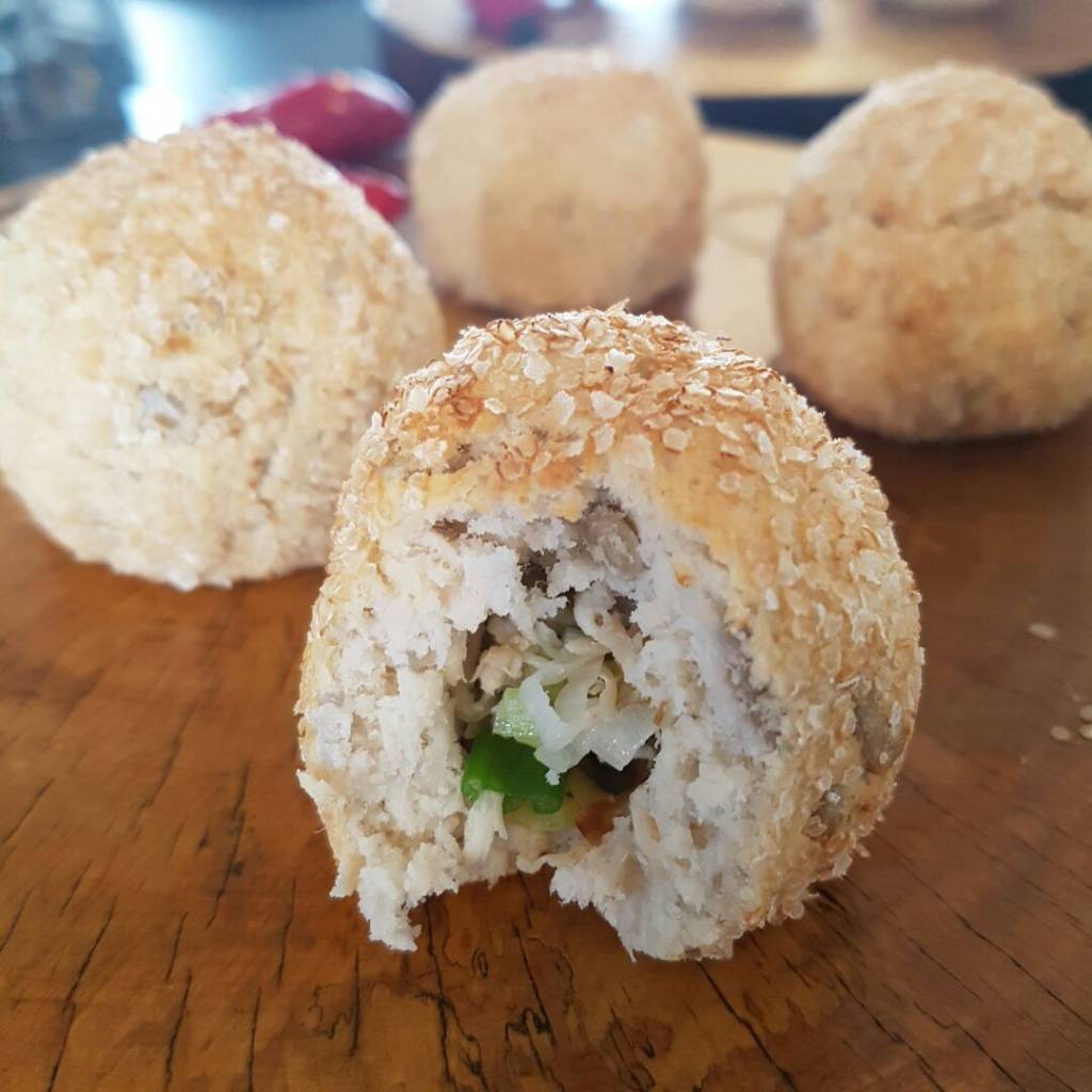 Bolinho salgado de frango com alho-poró para um lanche proteico