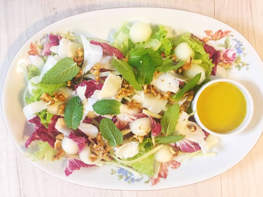 Salada refrescante de erva-doce, queijo de cabra e melão