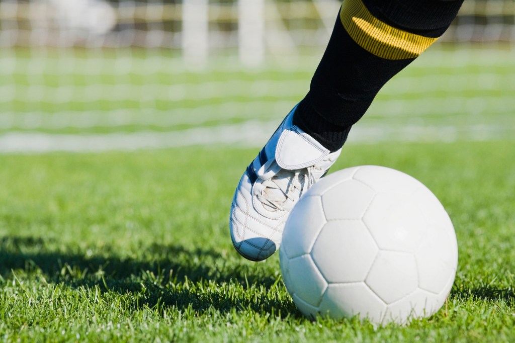 mulher-chutando-bola Black Friday fitness: Confira as melhores promoções para quem ama treinar