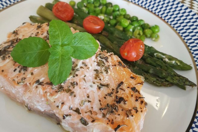 Salmão grelhado com ervilhas e aspargos Perca peso e ganhe energia com uma dessas 17 receitas de salmão