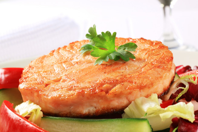 Hambúrguer de salmão Perca peso e ganhe energia com uma dessas 17 receitas de salmão