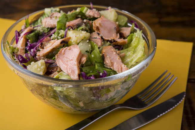 Salada Chop Chop de salmão Perca peso e ganhe energia com uma dessas 17 receitas de salmão