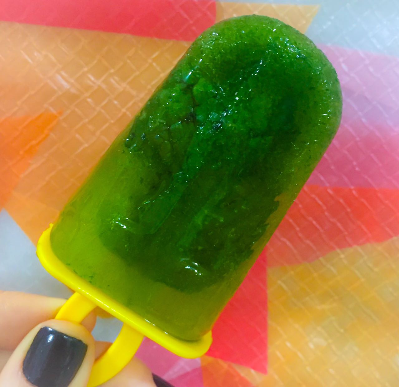 Este picol&eacute; de espinafre e abacaxi &eacute; detox!