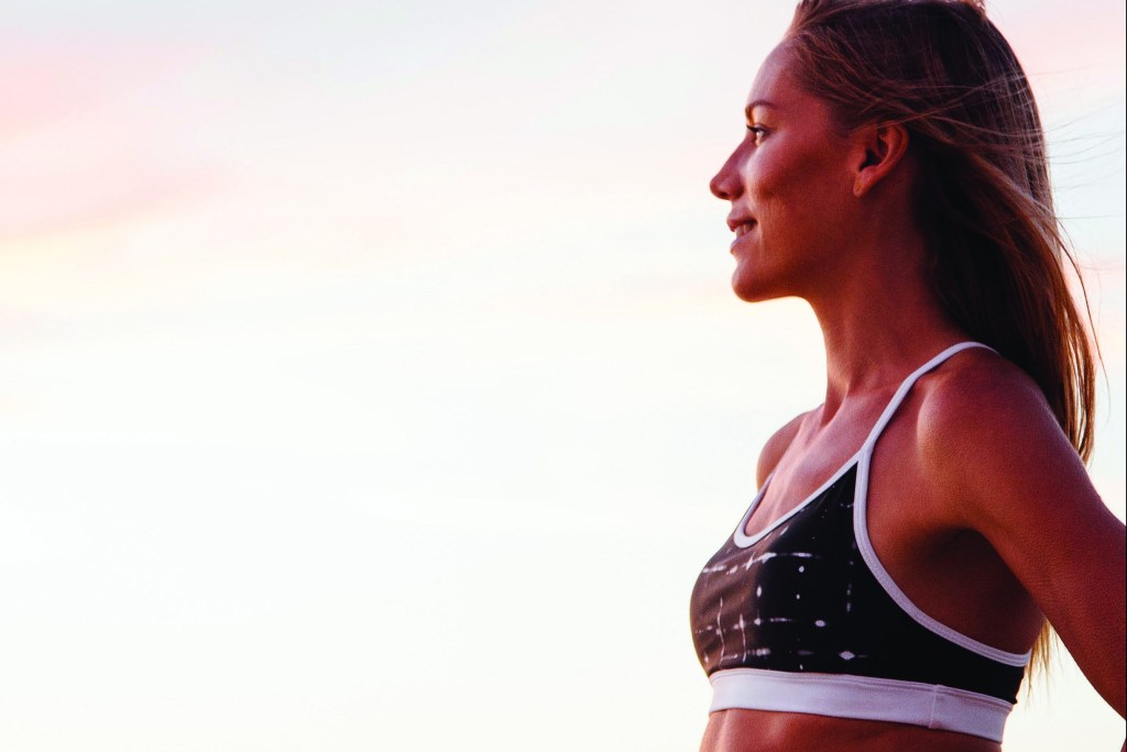 mulher-roupa-ginastica-olhando-por-do-sol Exercícios físicos melhoram raciocínio de pessoas a partir dos 20 anos
