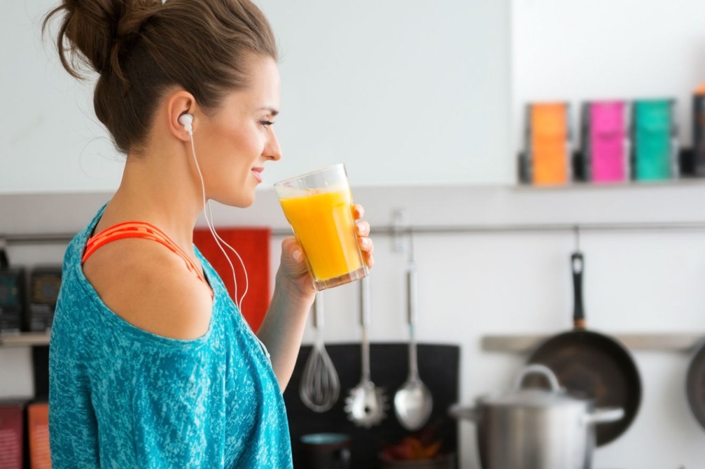 mulher-tomando-suco Confira 6 alimentos “saudáveis” que podem conter açúcar