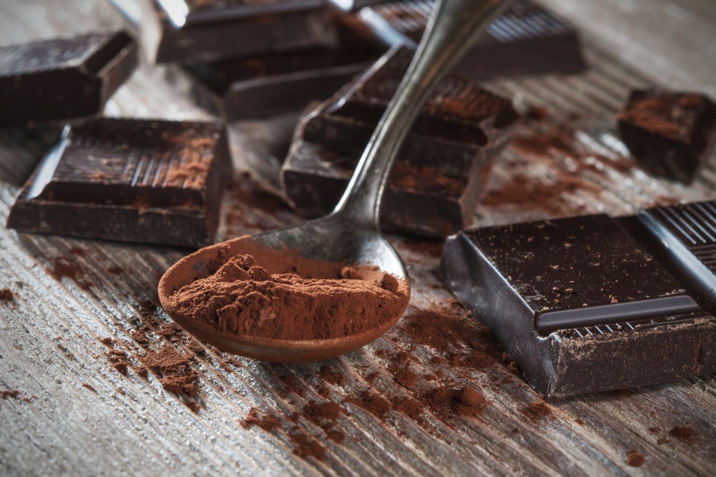 chocolate-barra-cacau-po Os melhores horários do dia para você comer seus alimentos preferidos