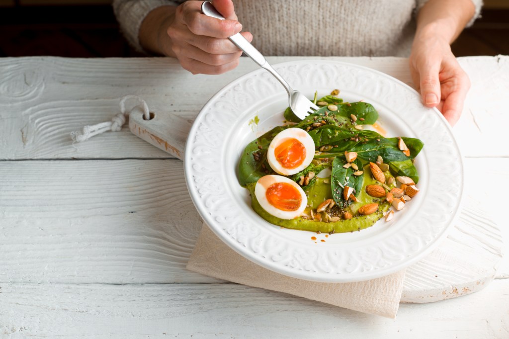 mulher-comendo-salada-ovos Táticas para tornar o mindful eating um hábito e comer com mais prazer