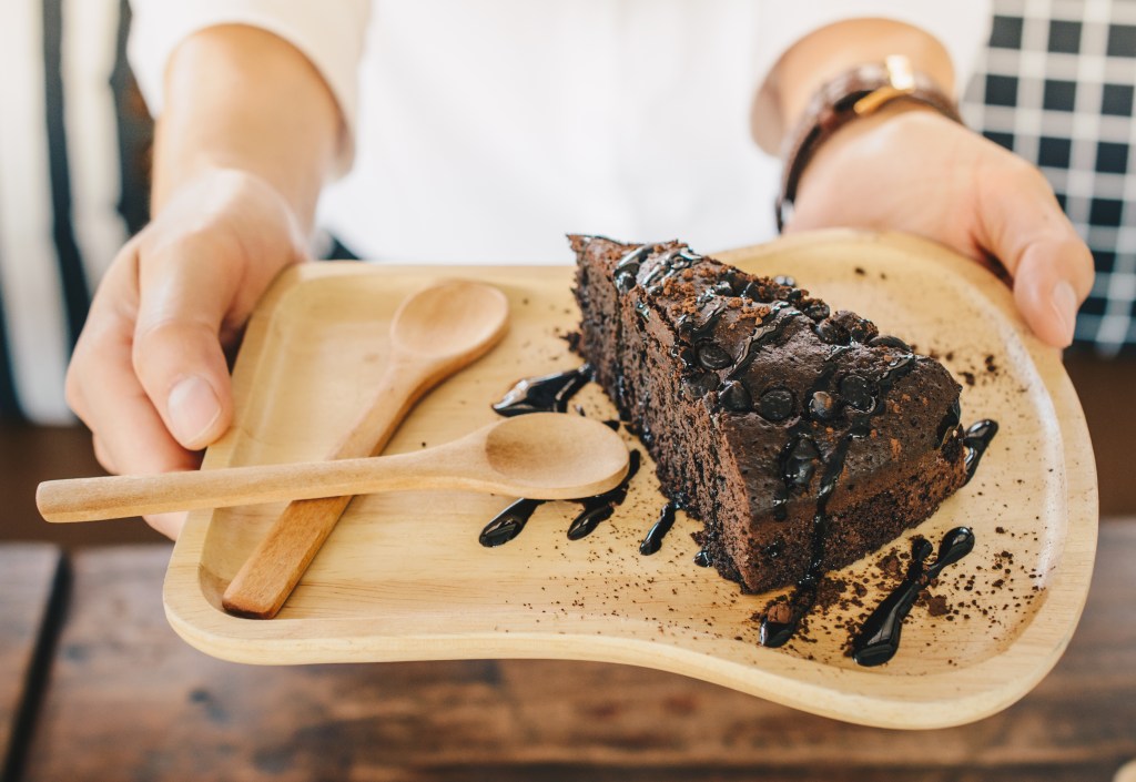 bolo-chocolate Os melhores horários do dia para você comer seus alimentos preferidos