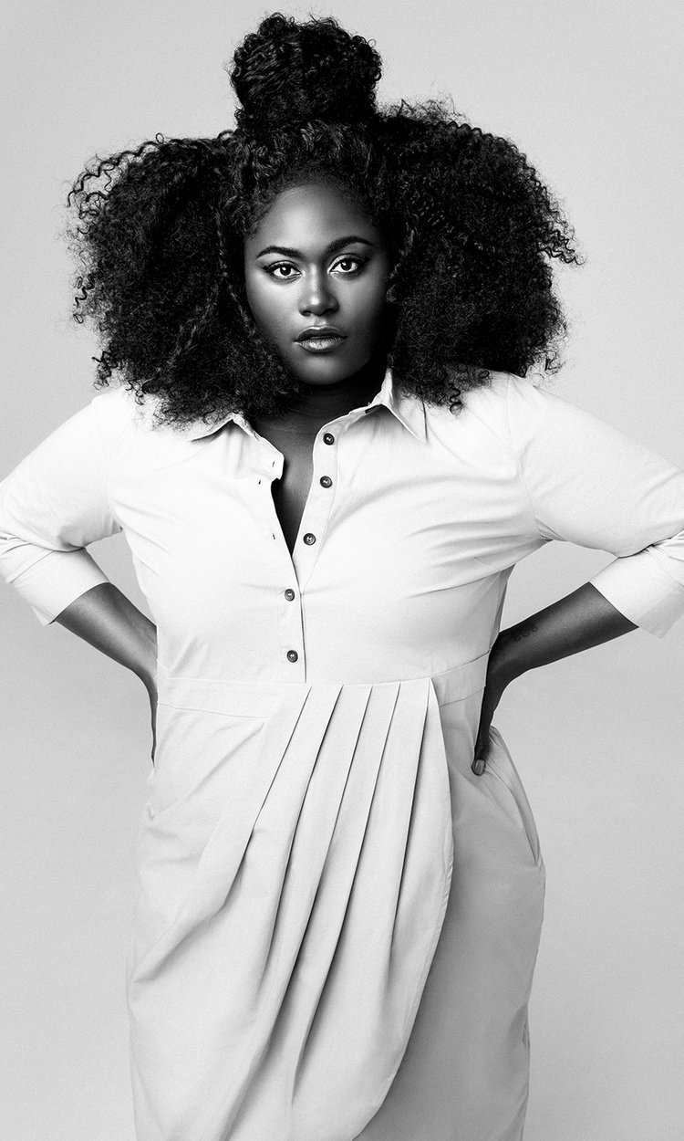 Atriz de OITNB lança coleção plus-size com entrega no Brasil