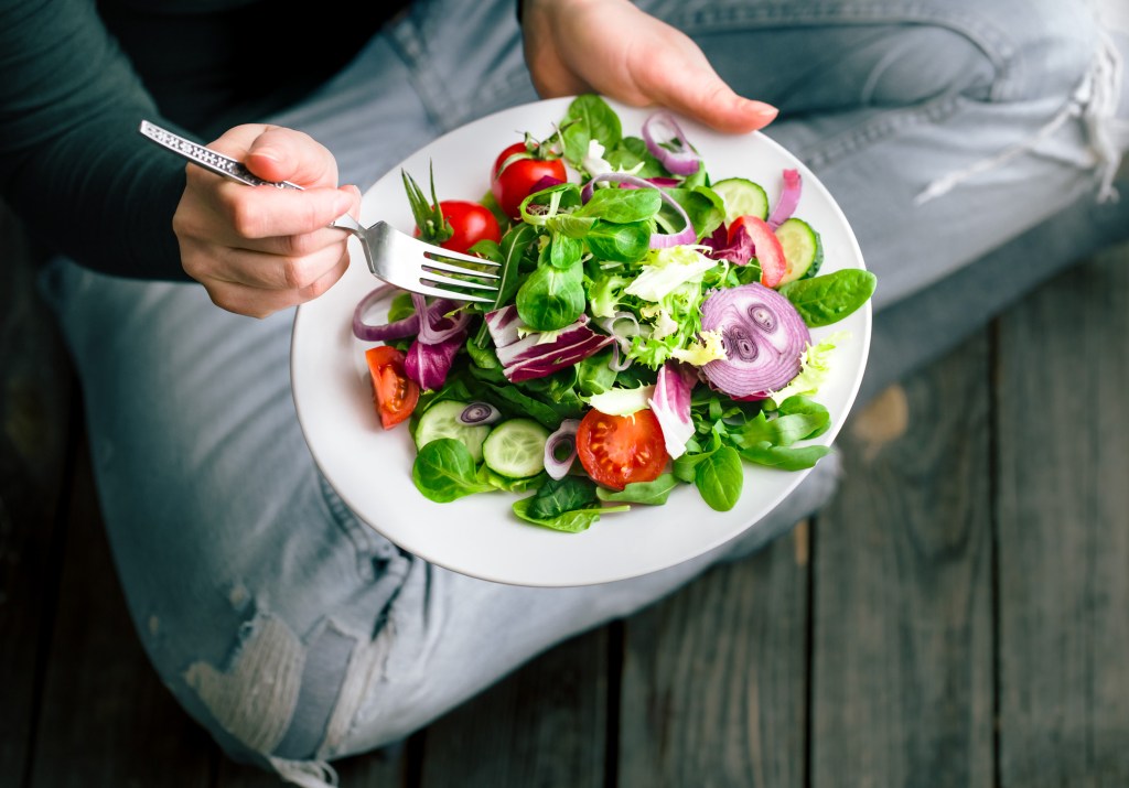 mulher comendo salada