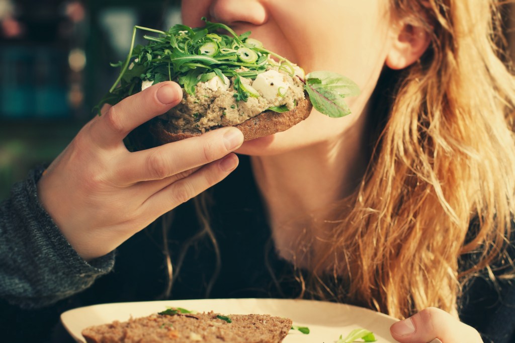 mulher-comendo-sanduiche Emagrecer com saúde: 7 dicas para enxugar e não engordar mais!