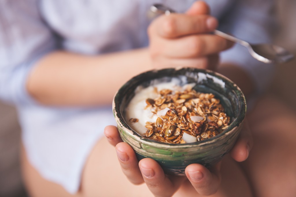 mulher-comendo-bowl-iogurte 11 alimentos para aumentar a imunidade