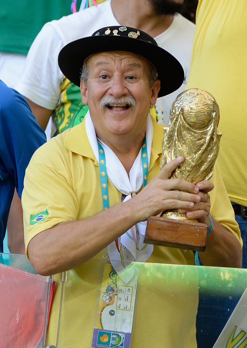 Clovis Acosta Fernandes, o Gaúcho da Copa, segura taça do penta Momentos emocionantes da Copa do Mundo 2018 que aconteceram fora de campo