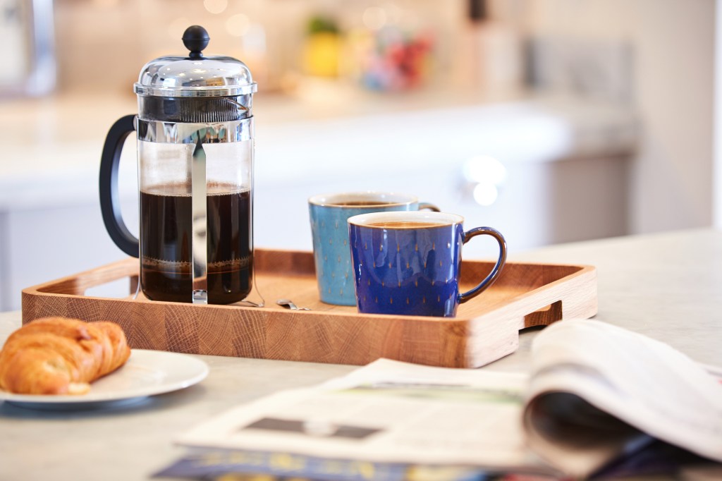 Coffee brewed in cafetiere on the kitchen work top Diferentes maneiras de começar o seu dia com café