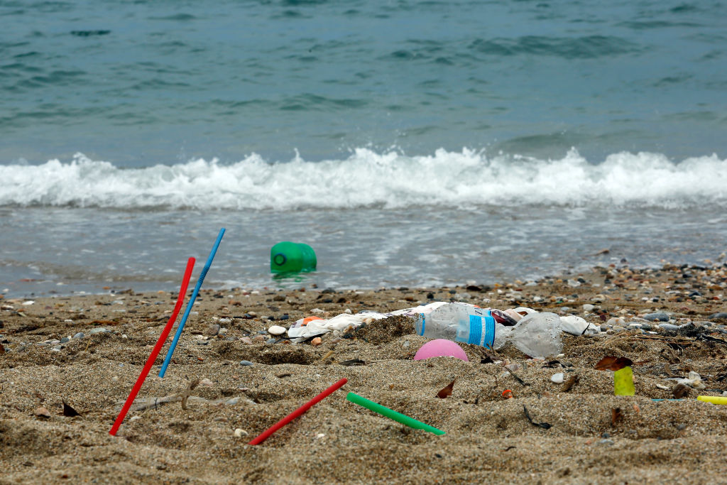 canudos de plástico na praia Canudo de plástico: por que você também deveria deixar de usá-lo