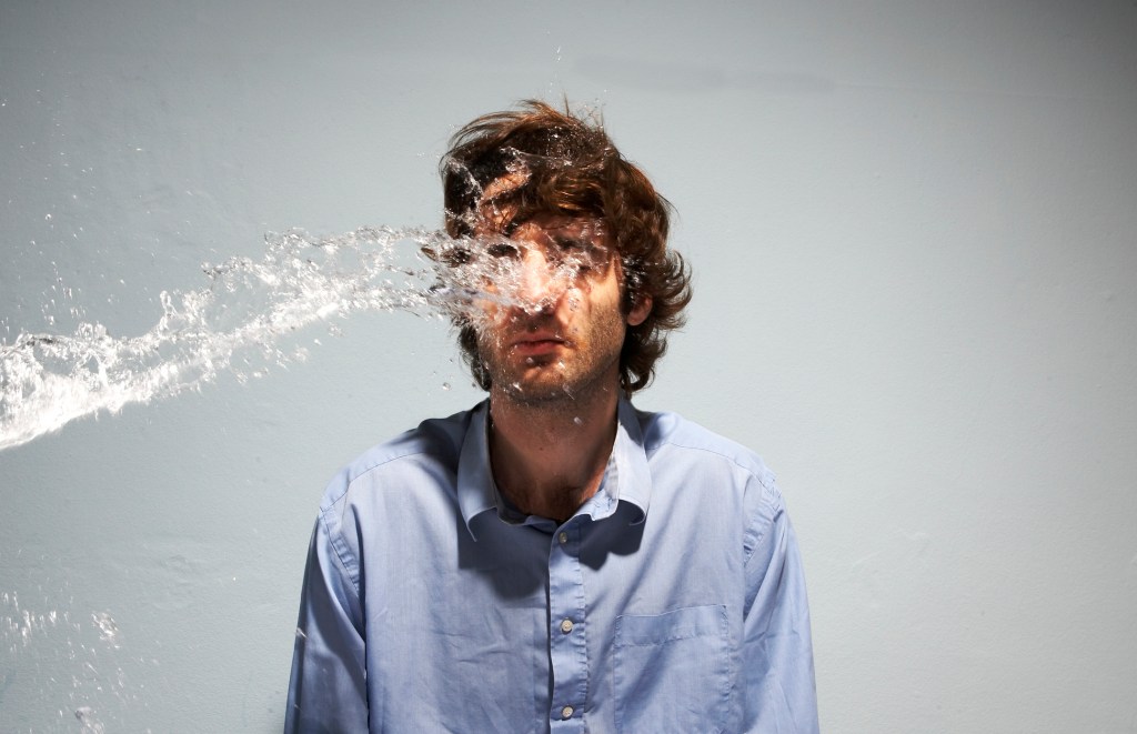 Water thrown at man’s face, close-up Nutricionista do Centro Ravenna dá 6 dicas para uma dieta de sucesso