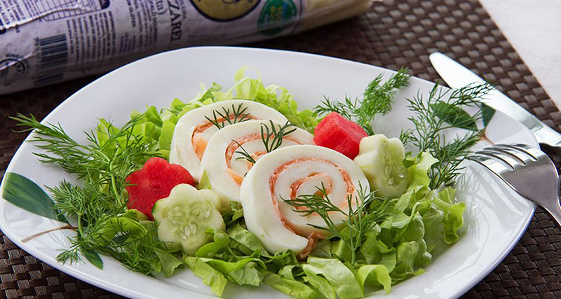 receitas-pascoa-salada-roll-salmao-mucarela-bufala Almoço de Páscoa: 18 receitas leves e saudáveis para fazer em casa