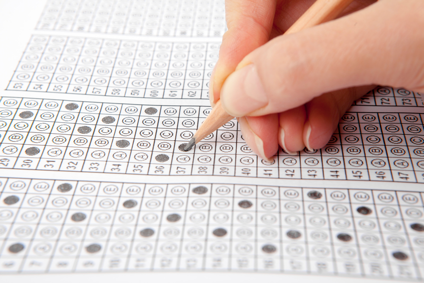 Mão preenchendo folha de respostas Saiba o que fazer na véspera e nos dias do Enem