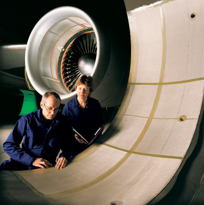 Quero trabalhar com mecânica de aviação. Que curso devo fazer?