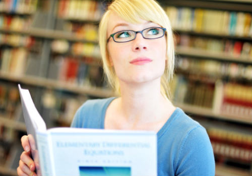 Quero trabalhar com algo onde eu possa inovar e adquirir conhecimento viajando. Qual profissão escolho?