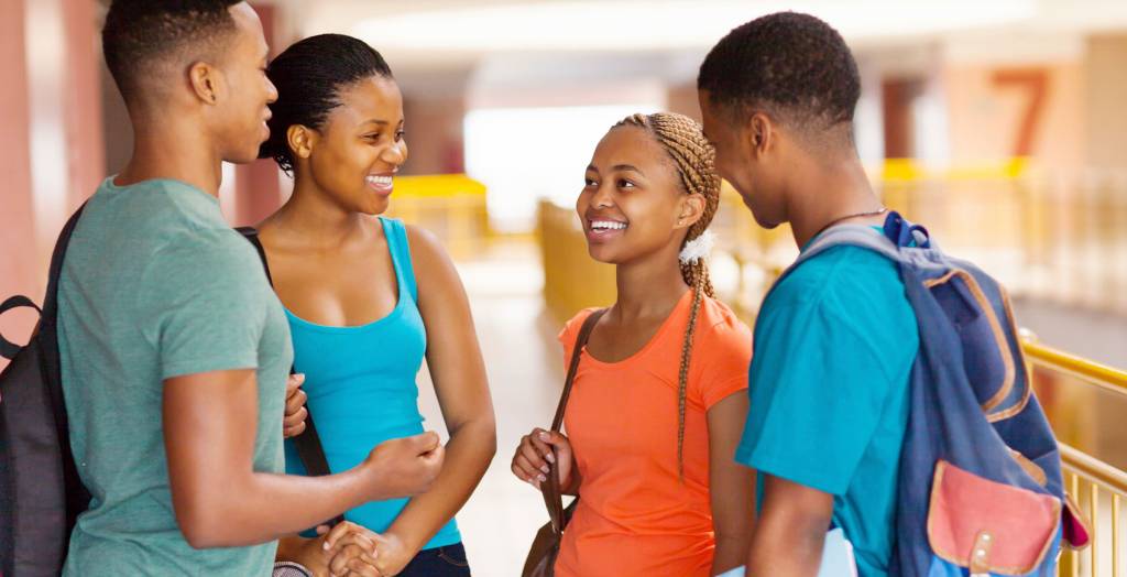 estudantes-corredor-escola.jpg Concorrência de Medicina bate recorde na Unesp