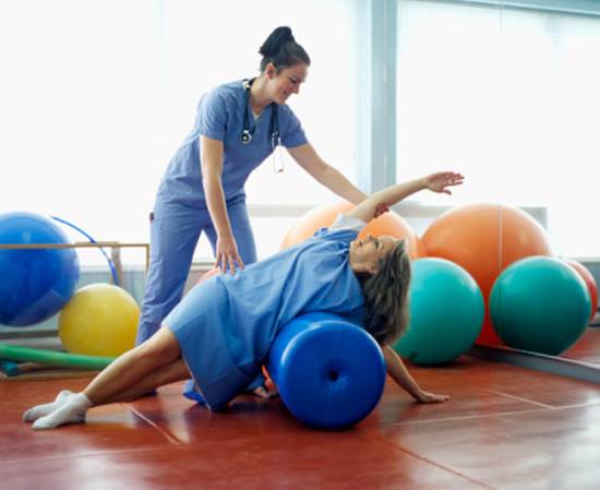 7. Fisioterapeuta - É o profissional que domina as técnicas usadas no tratamento e na prevenção de doenças e lesões. USP Bauru inscreve para pós em Ciências da Reabilitação