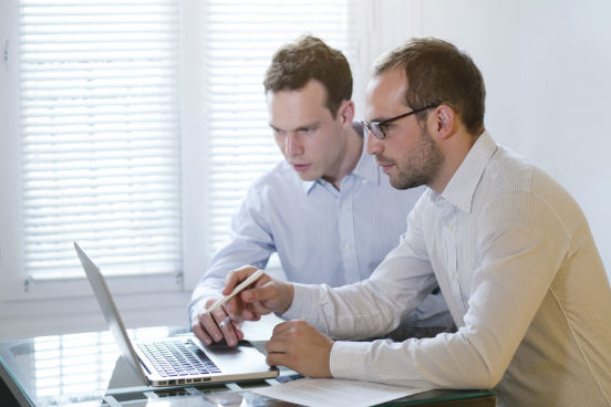 Conversar com o chefe antes e durante a realização da pós é essencial. Assim, possíveis conflitos podem ser evitados e muito provavelmente o aluno terá a possibilidade de fazer trabalhos da pós sobre situações ou processos da própria empresa. 'O ideal é que o chefe tenha sido consultado e inclusive participado da escolha da pós do subordinado', afirma Cordeiro, que acrescenta: 'com isso, o chefe perceberá que está ganhando com a pós do funcionário, tornando-se mais flexível'. (Imagem: iStock)