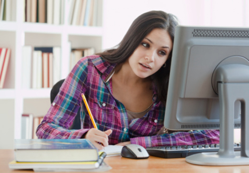 garota-estudo-computador.jpg IFMT inscreve para cursos de especialização gratuitos a distância