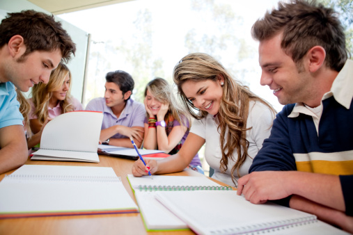 grupo-estudando-1.jpg Unicentro inscreve para cursos de especialização