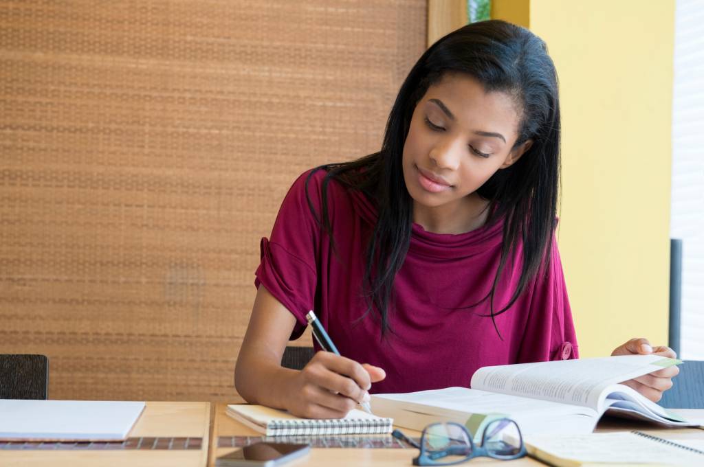 moca-estudando-concentrada.jpg Aprenda a fazer a redação do Enem passo a passo