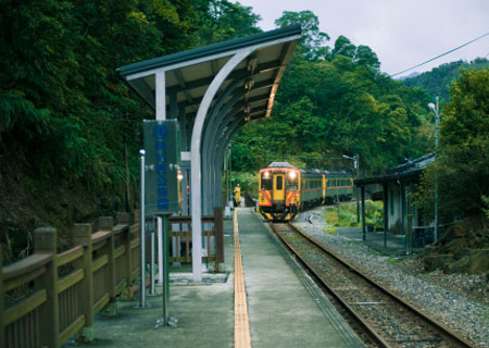 Quero trabalhar com trens e trilhos. Que curso devo fazer?