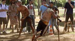 Estudantes giram até perder o equilíbrio; universidade condena brincadeiras; Foto: Luana Lleras UnB classifica trote de “sujo” e “humilhante”