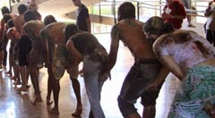 Estudantes fazem o elefantinho na UnB; universidade condena brincadeiras UnB classifica trote de “sujo” e “humilhante”