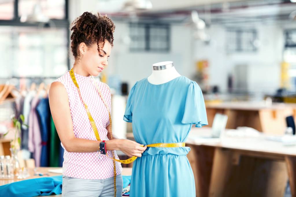 Designer de moda Devo fazer a mesma graduação duas vezes ou partir para a pós?