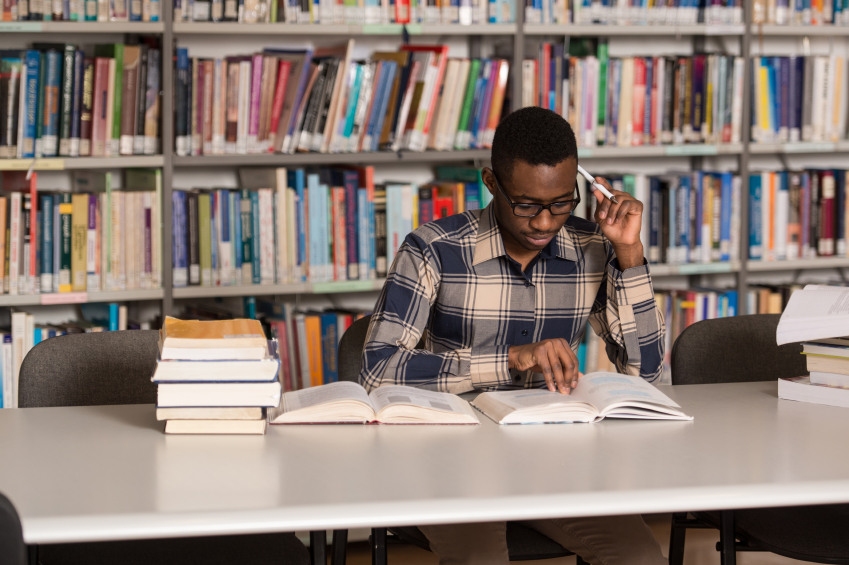 African Man Studying In A Library Como se preparar às vésperas da Fuvest 2018