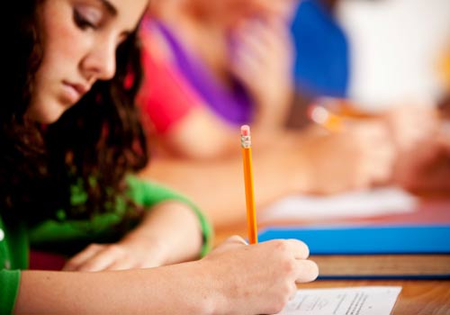 sala-prova-menina Tema de redação da PUC-Minas é discurso de ódio na internet