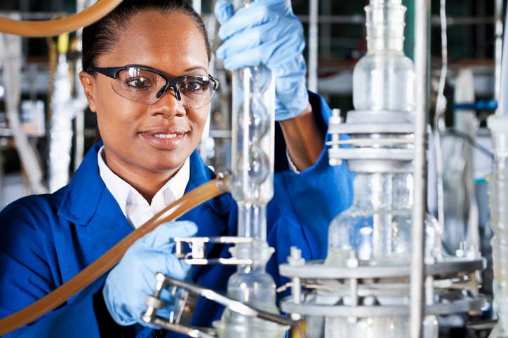 Mature woman working in chemical plant Posso cursar licenciatura em Química e trabalhar na indústria?