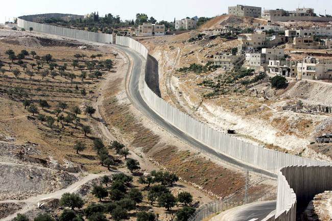 British Guerrilla Artist Decorates West Bank Barrier Conheça os muros mais polêmicos do mundo