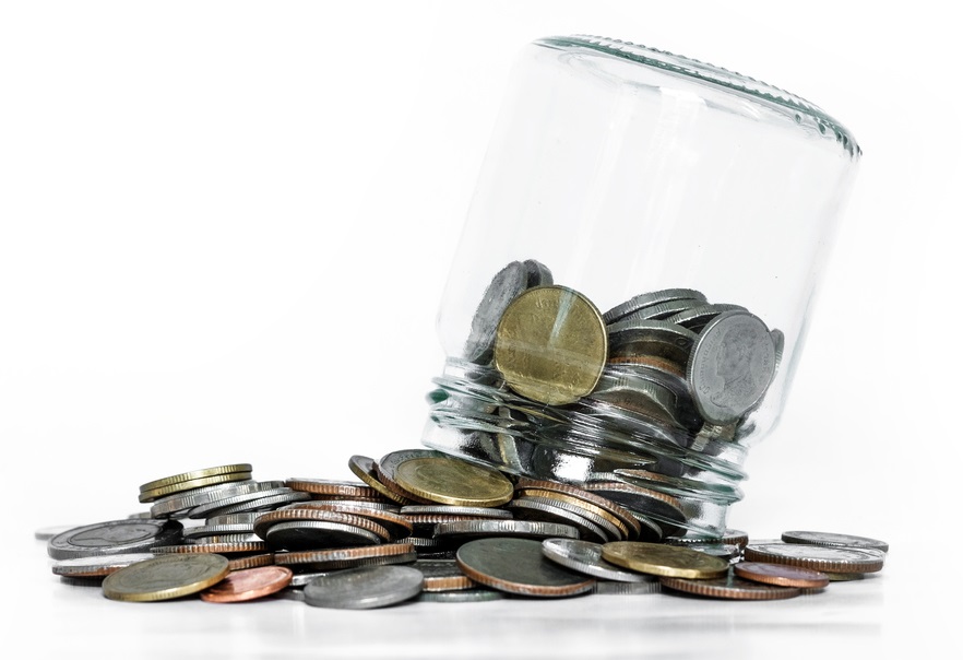Overturn glass jar with coins spilled out, on white background 5 países que passaram por reformas rígidas na Previdência