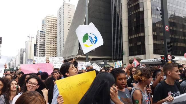 60249415_2462562057139846_1358683827161006080_n Atos contra cortes na educação reúnem professores e alunos