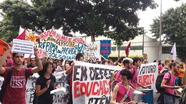 60360203_349320142386990_4914468177569644544_n Atos contra cortes na educação reúnem professores e alunos