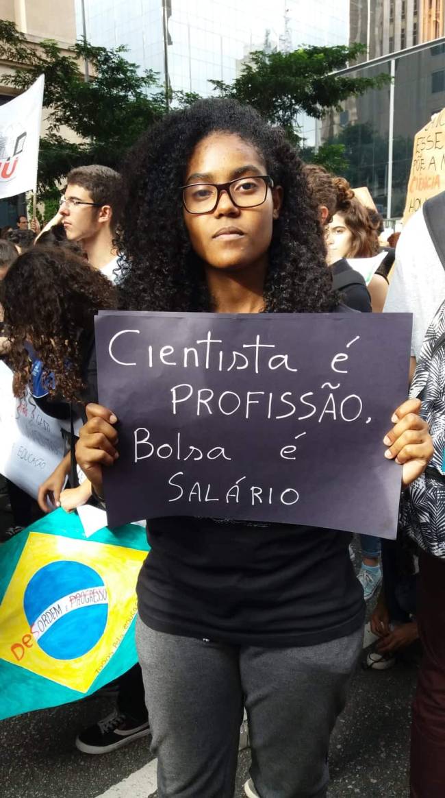 60394011_2363894847222660_1816079916991512576_n Atos contra cortes na educação reúnem professores e alunos