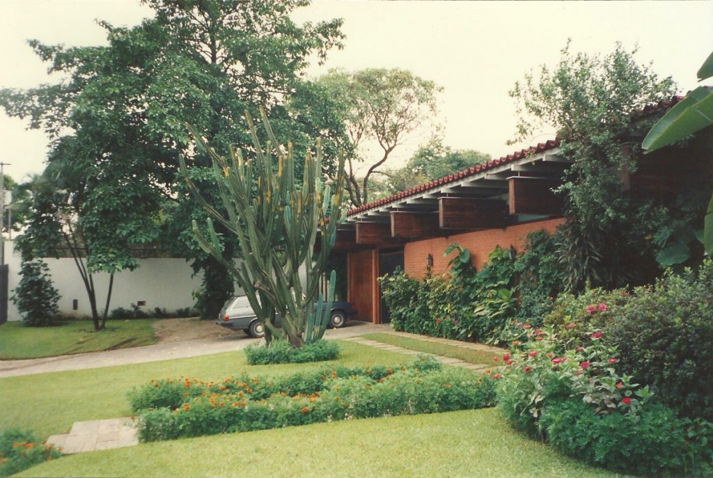 CASA COR Minas: portal em aço oxidado recebe os visitantes da mostra