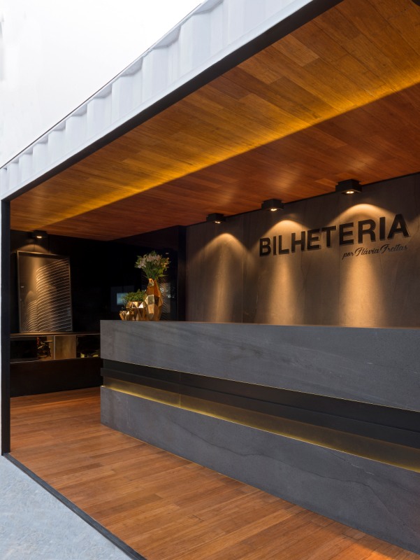 Dois containers abrigam bilheteria e escritório da CASA COR Minas