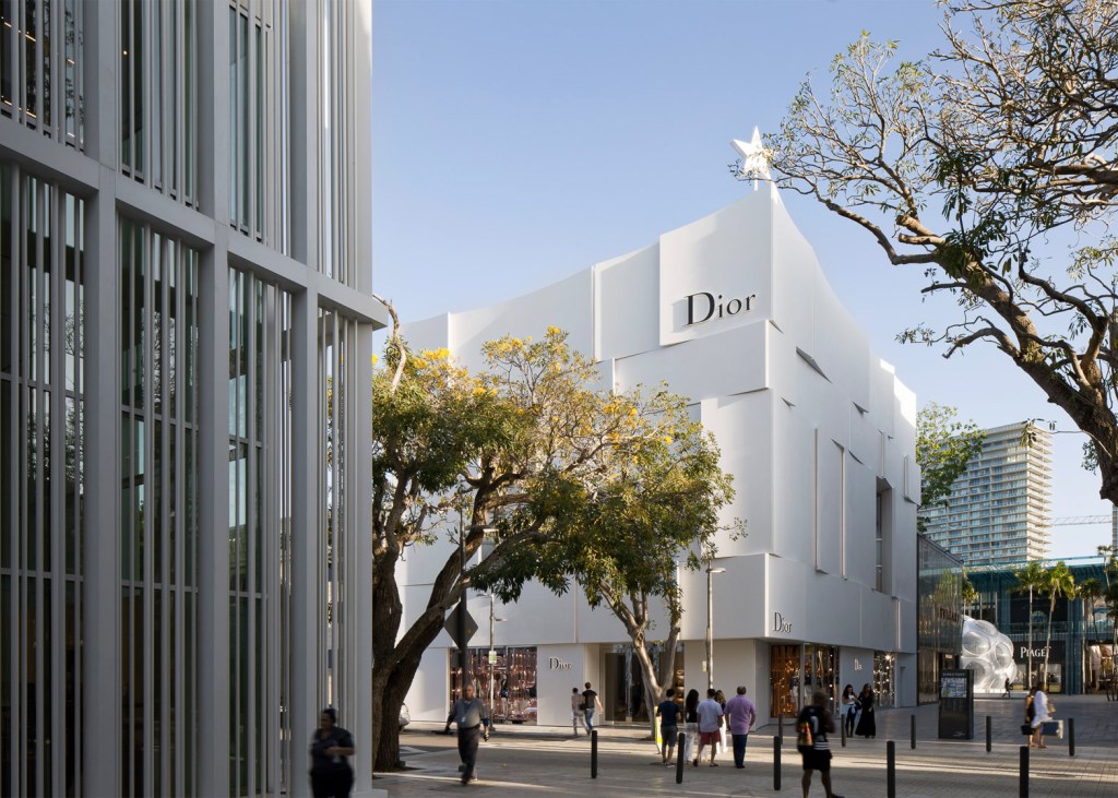 Painéis imitam saia plissada em nova fachada da Dior Miami