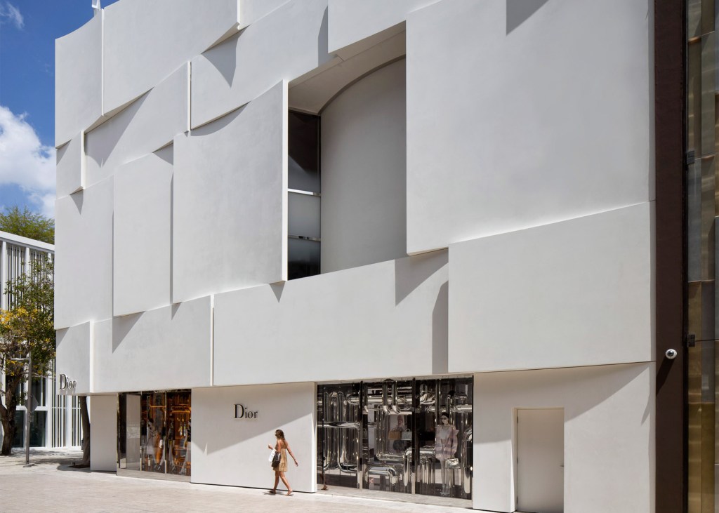 Painéis imitam saia plissada em nova fachada da Dior Miami