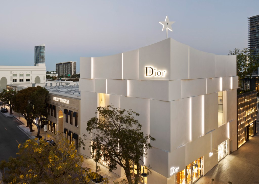 Painéis imitam saia plissada em nova fachada da Dior Miami
